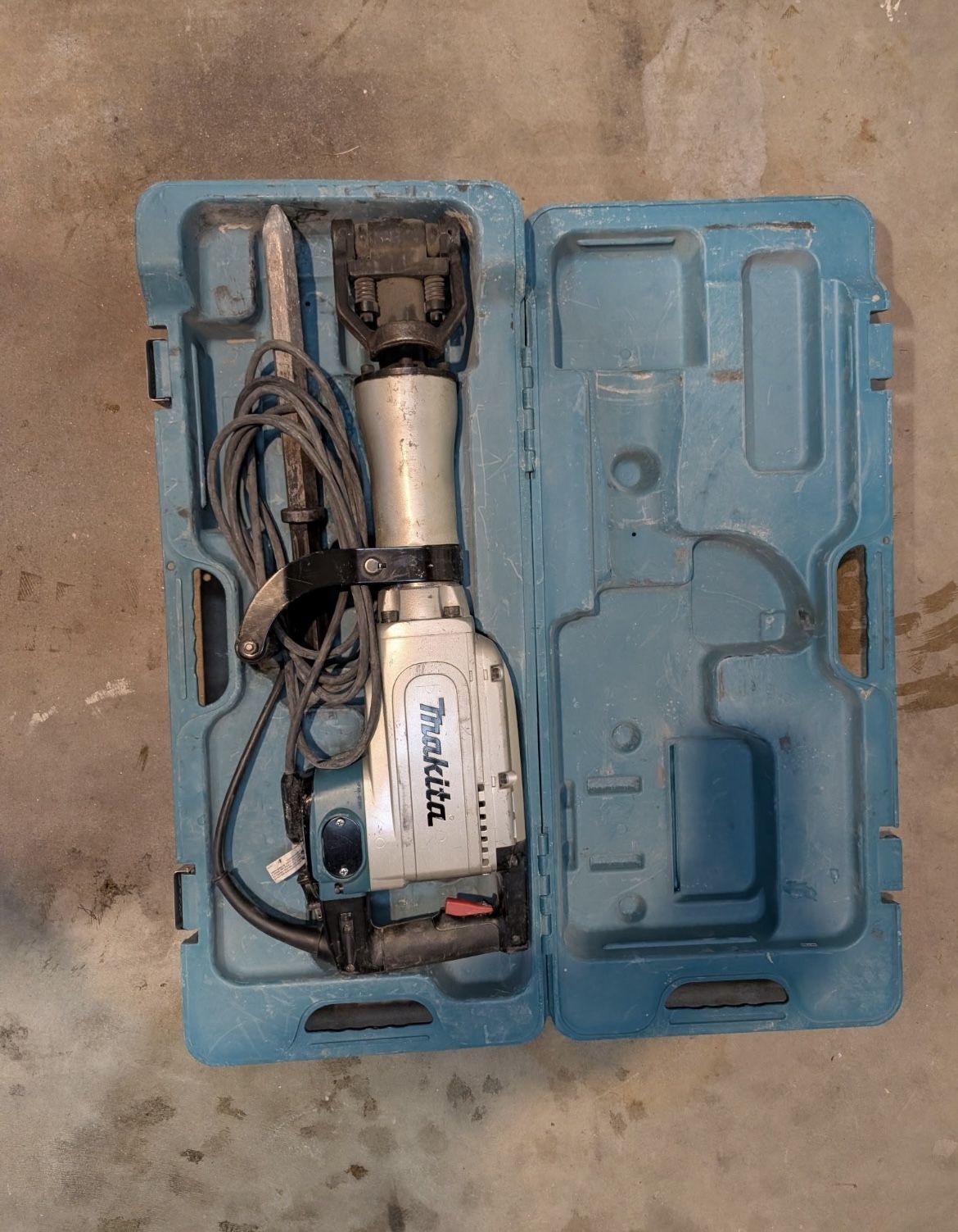 Makita - HM1304B Demolition Hammer With Case 