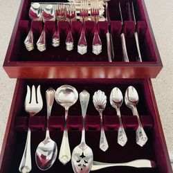 Oneida 65 piece Silverware Set, Wooden Storage Chest One Pull Out Drawer