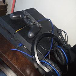500 GB PS4 Console w/gaming headset, controller, and new Black Ops 4/Used BO 3