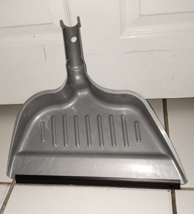 NEW angled dust pan that clips onto broom handle