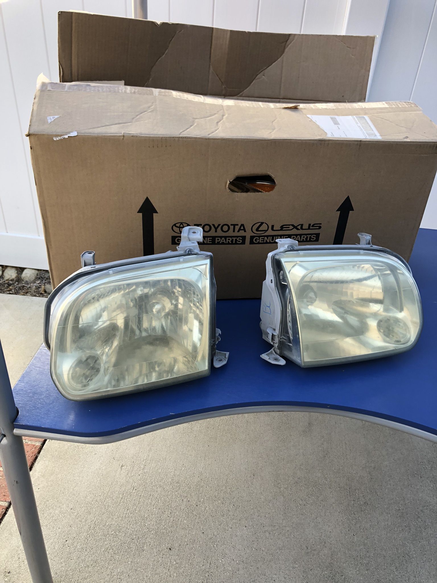 2006 Toyota Tundra Headlights