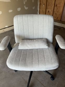 Criss cross wide seat office chair