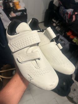 Cycling shoes with delta cleat