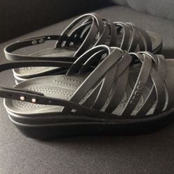 New Crocs W Size 6
