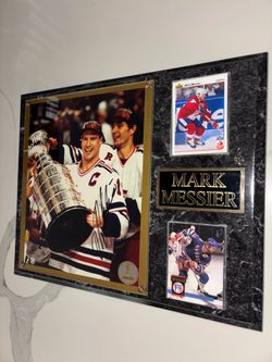Mark Messier NY Rangers signed Stanley Cup championship photo/plaque with cards.