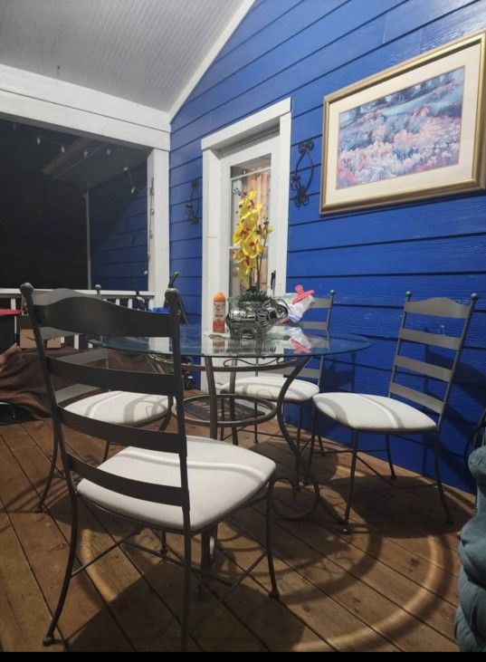 For sale beautiful 4-chair dining table for your 🏡kitchen or yard