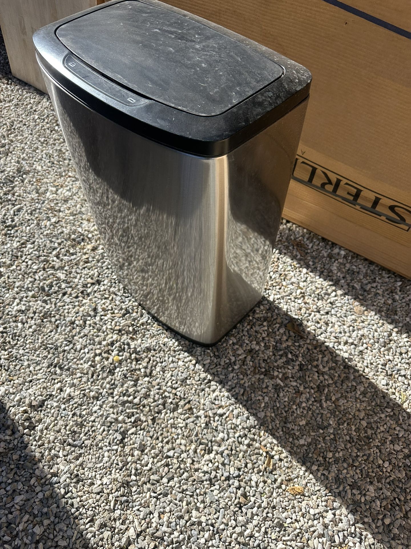 Tras Can Good Conditions Have Minor Scratches But Still Good The Top Lip Use Battery’s But The top Lip Door Don’t Work Properly Need To Get Fix Ex