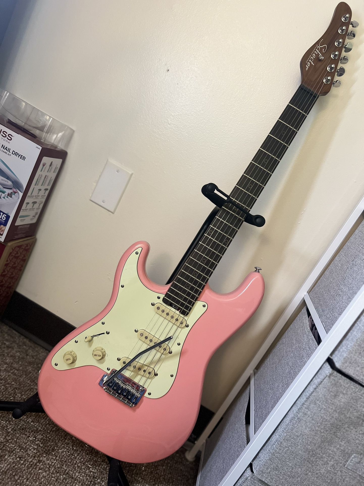 left handed electric guitar (Schecter nick johnson)