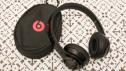 beats solo 3 wireless complete with aux and charger