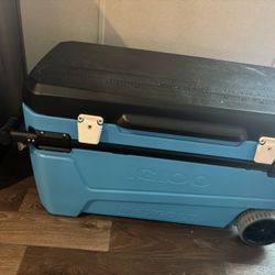 Igloo Maxcold Glide 110 Qt Full-Size Wheeled Cooler