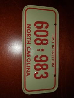 Vintage 1981 Mini Automobile Tin License North Carolina Souvenir Plate FIRST IN FREEDOM 608-983