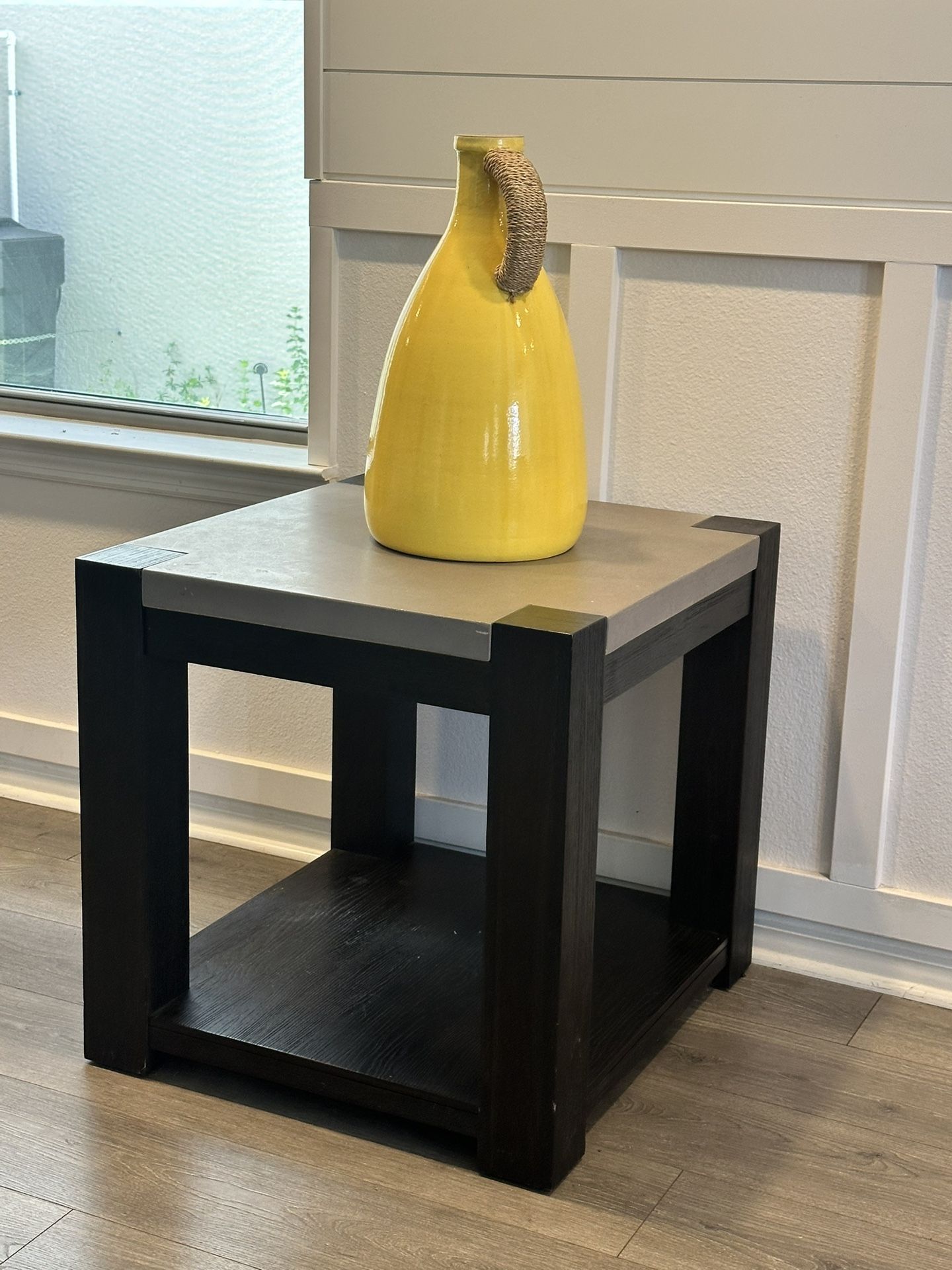 Mesa Moderna Decorativa (modern accent End Table)