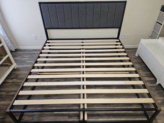 Zinus Kind Bed Frame With Headboard