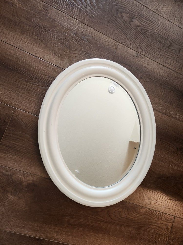 Home Decor Oval Wood Frame Mirror, 25.5"x 21.5" Crisp White Finish, good condition.