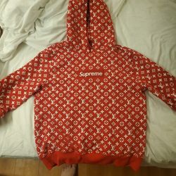 Supreme  Lv Colabo Red Sweater Size Medum 