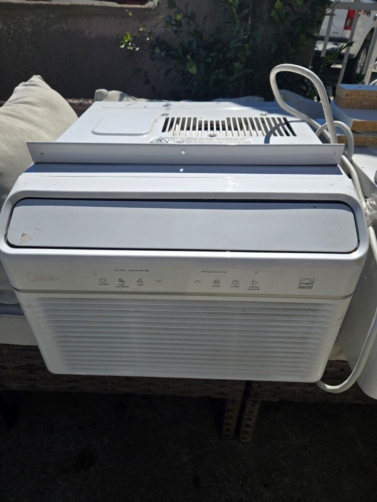Midea Window Air Conditioner And Heater All In One. Works Great