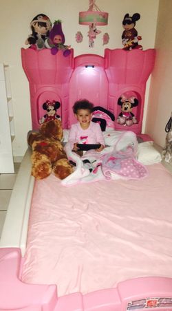 Step2 Twin Princess Castle Bed for Girls - Cama Personal de Castillo y Princesa para Niñas