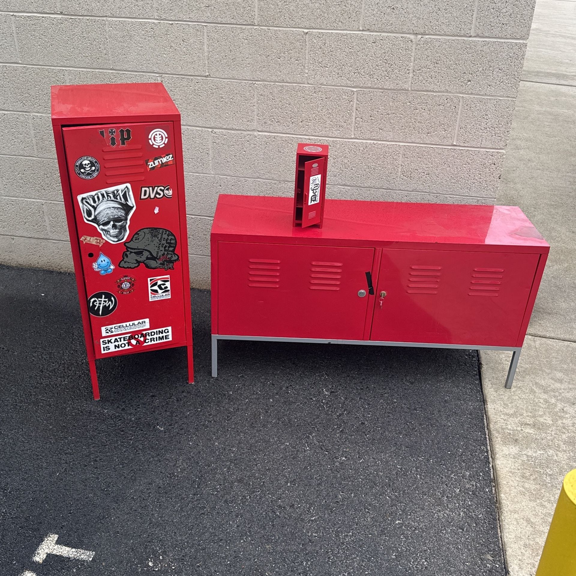 Entertainment Center Stainless Steel Locker Room