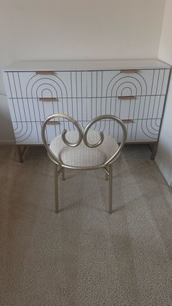 vanity and chair ( Like New)