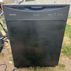 Frigidaire 24-in Front Control Built-in Dishwasher ( Black ) , 60-Decibel