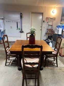 Table with 4 chairs and 2 leafs