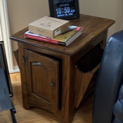 Oak End table/magazine holder