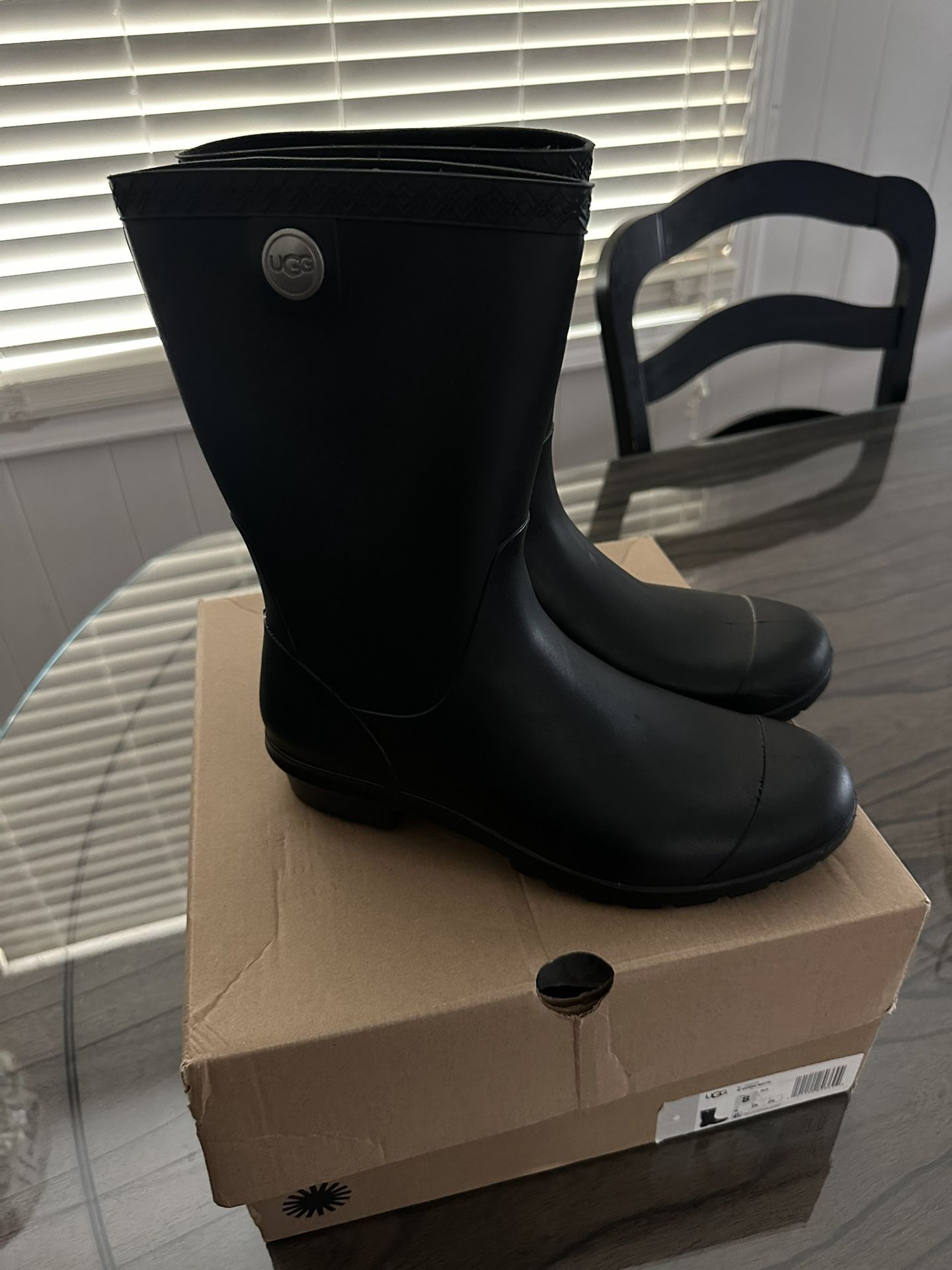 Womens Size 8 UGG Rain boots