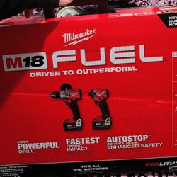 MILWAUKEE IMPACT DRIVER & HAMMER DRILL /DRIVER KIT 