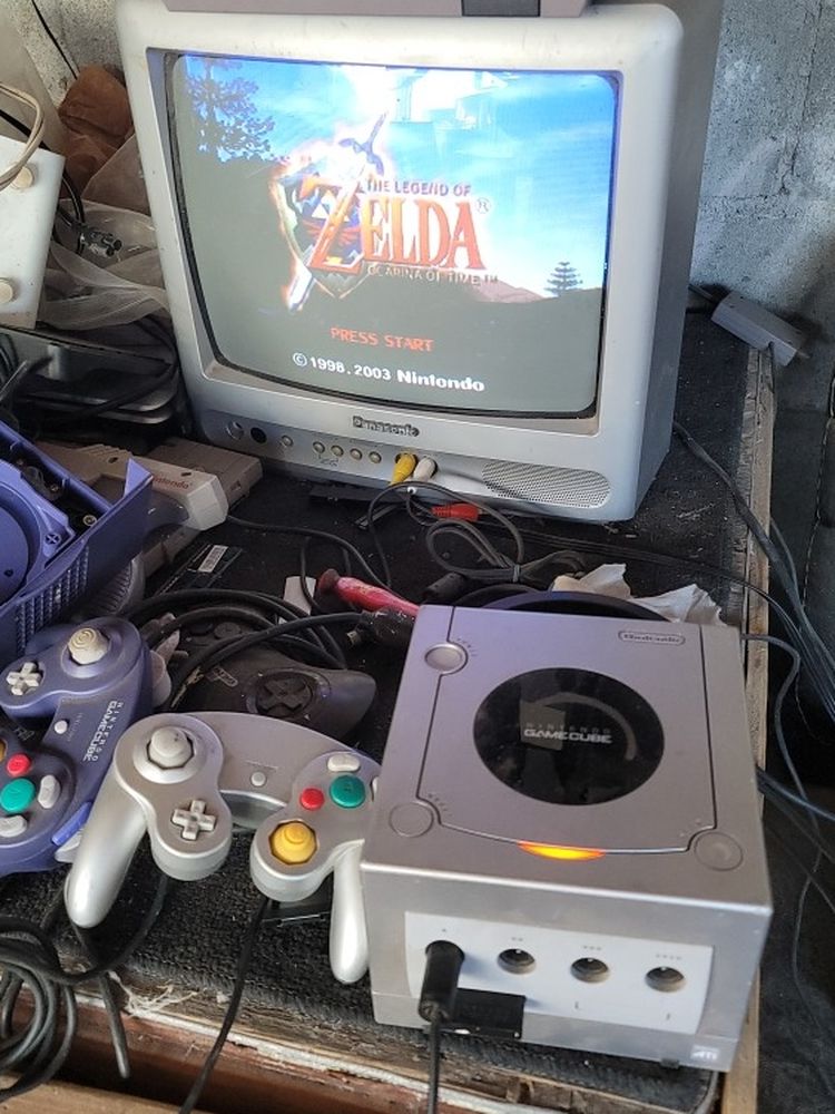 grey gamecube with legend of zelda collectors edition