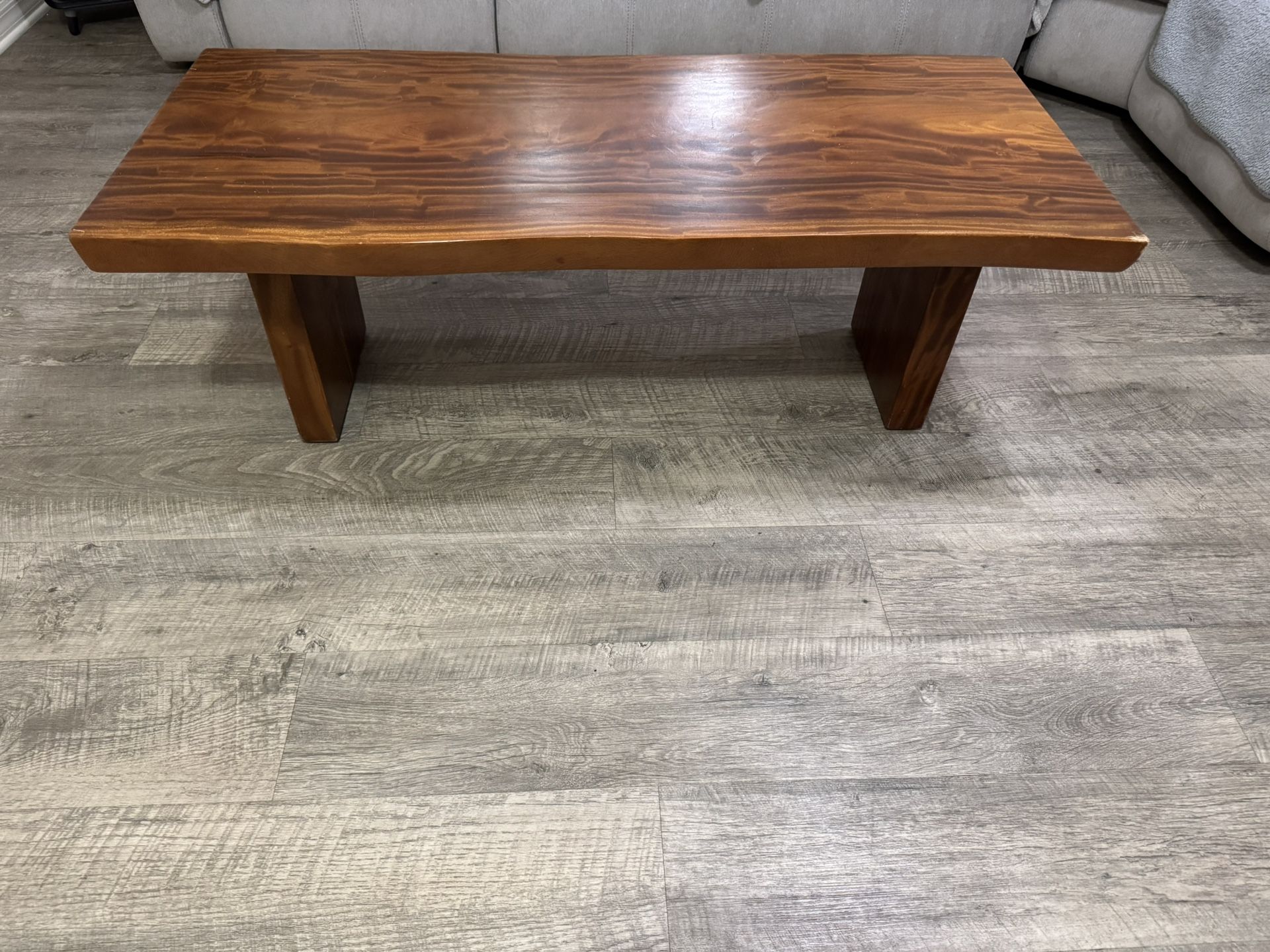 Center Accent Table / Coffee Table
