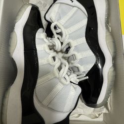 WORN ONCE JORDAN 11 CONCORD SIZE 4Y