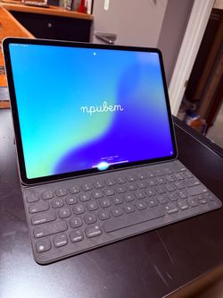 Apple iPad Pro 12.9-inch (6th Generation) 128 GB, Wi-Fi, 12.9 In + Apple Keyboard Great Condition