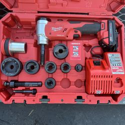 /Metalworking Tools/Milwaukee Metalworking Tools Exclusive Milwaukee M18 18V Lithium-Ion 1/2 in. to 4 in. Force Logic 6-Ton Cordless Knockout Tool Kit