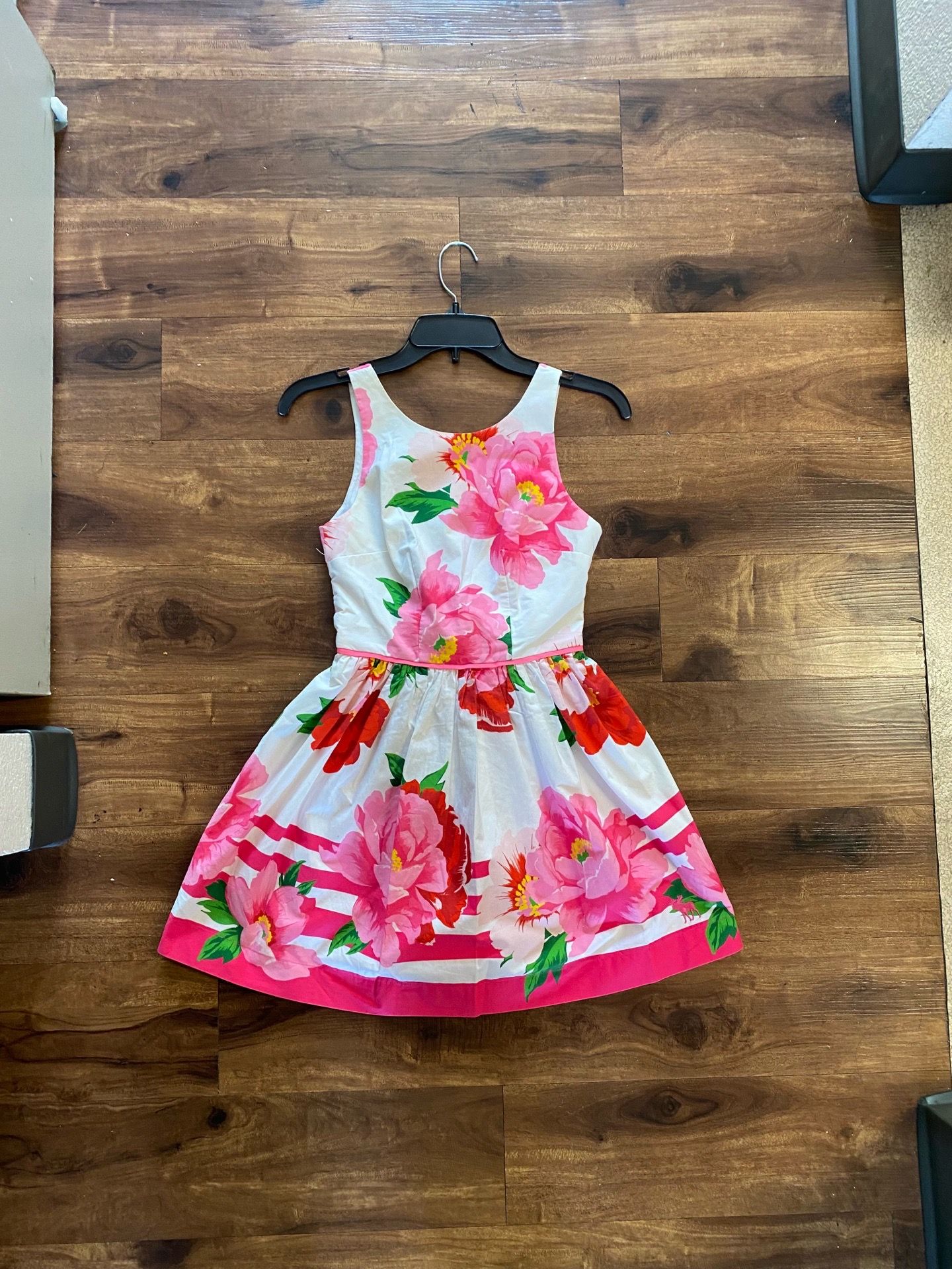 Brand New Woman’s Abercrombie & Fitch brand Pink Floral Dress Up For Sale