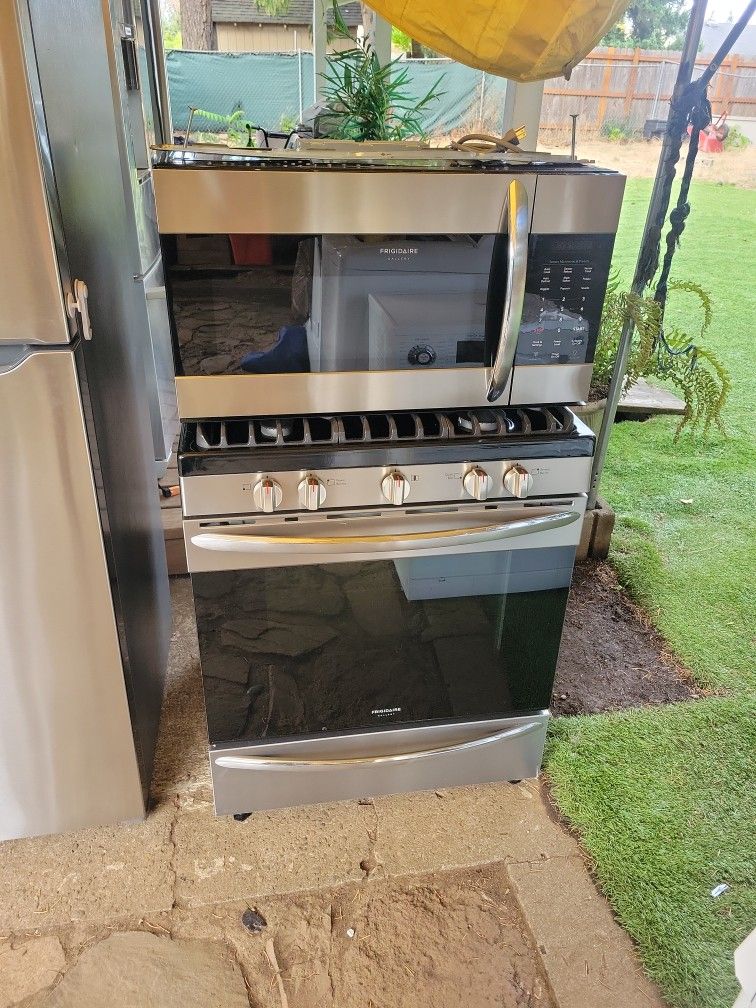 Frigidaire Gas Stove and Microhood 