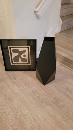 Cuadro Mide 21 X 21. La vase de metal mide 27 pulgadas. 30.00 cada uno