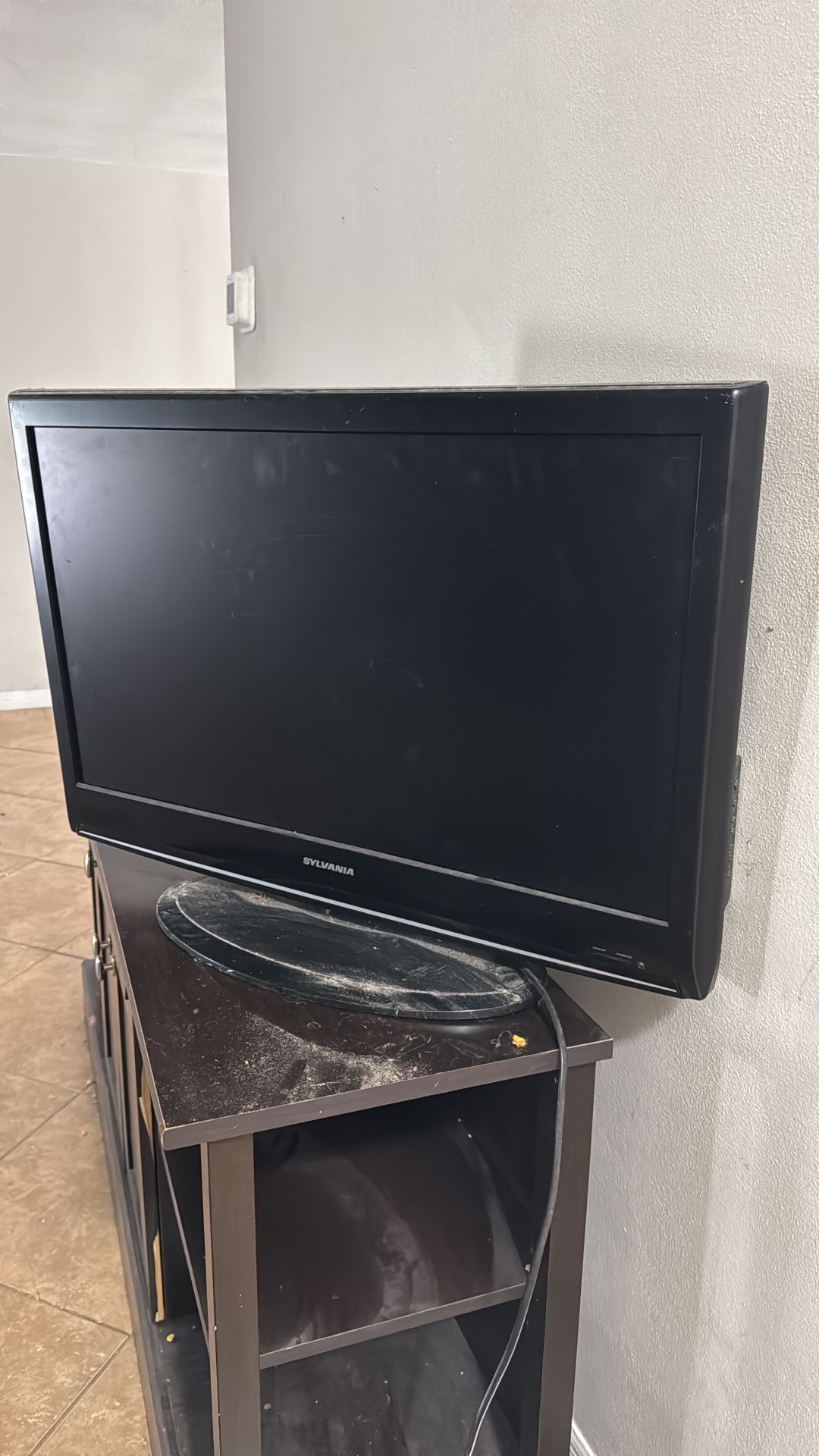 Qq 32 Inch Sylvania Lcd Tv For Sale