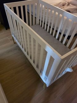 White Wooden Convertible Baby Crib with Mattress