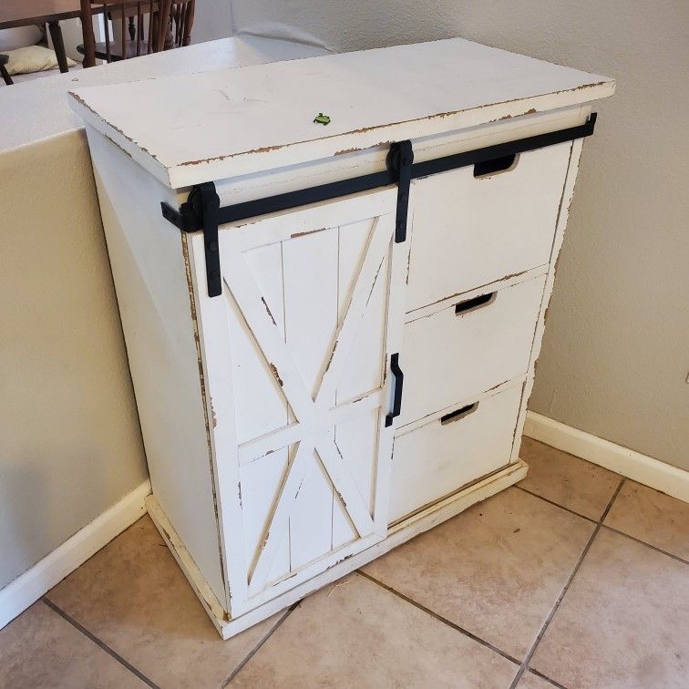 Chabby Chic Rustic White Farmhouse With Sliding Door for Sale