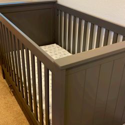 Crib w/ storage 