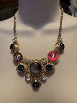 💎💀 Statement Skull With “Fleur de Lis” Embellishments Beautiful & Engaging Stunning Necklace 💀💎