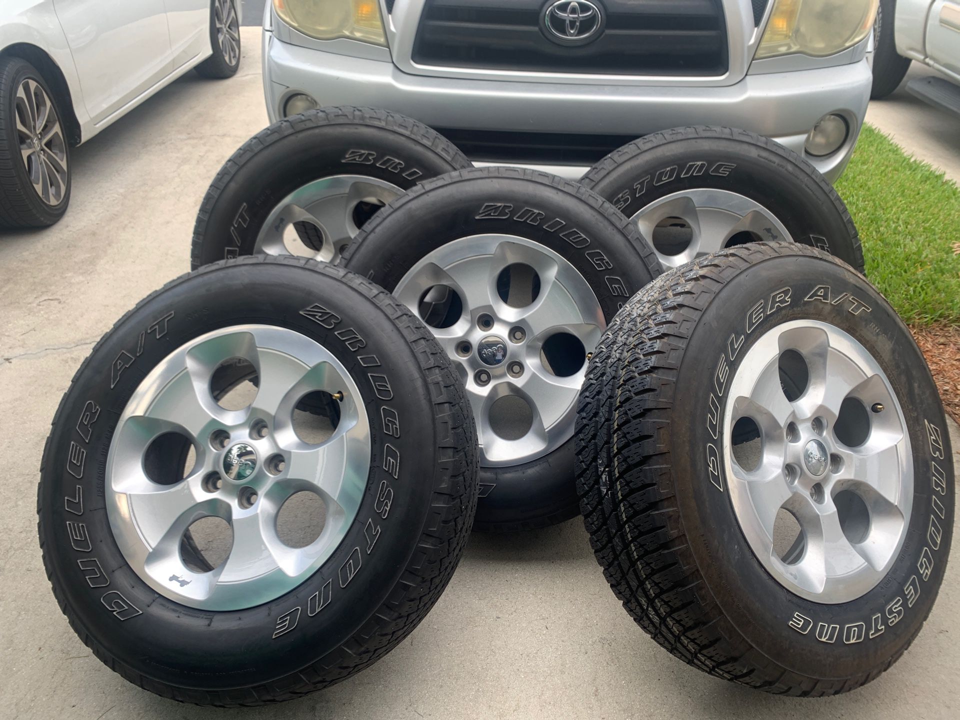 Jeep. JK Sahara OEM wheels and tires 255/70/18