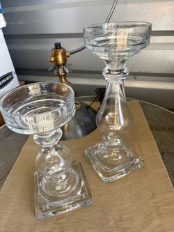 A set of 2 glass candles hanger