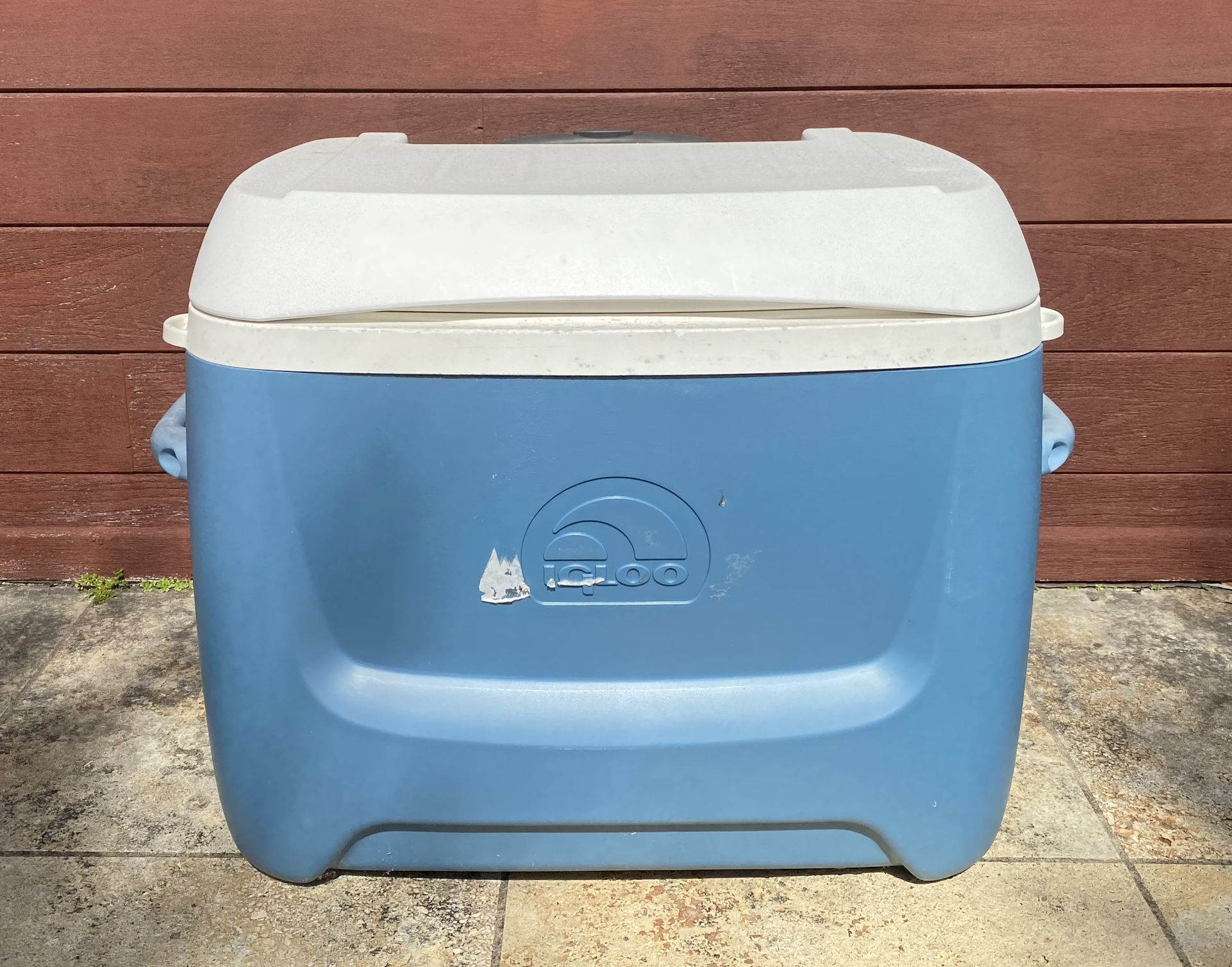 Igloo Island Breeze 50-Qt Maxcold Wheeled Cooler