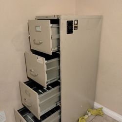 4 DRAWER FILING CABINET (METAL) 