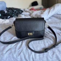 Black Crossbody/Andar