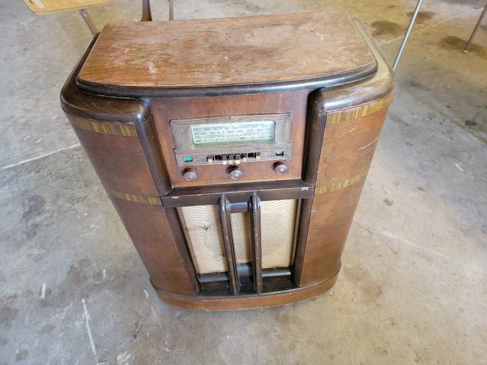 Antique Floor Model Radio for Sale in Tumwater, WA OfferUp
