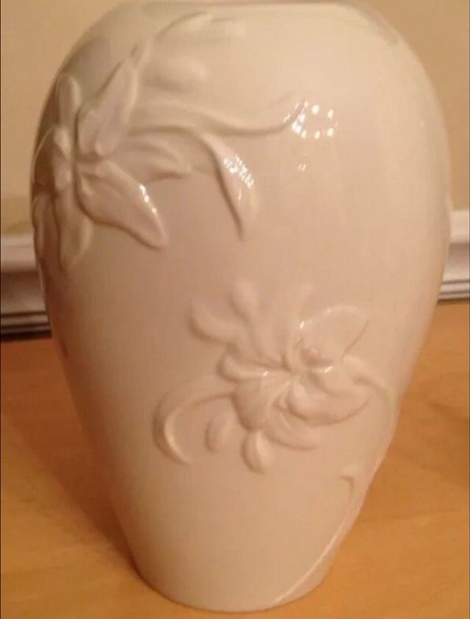 Lenox Collectors Society Lovely Lilies Vase Special Edition Fine Ivory China