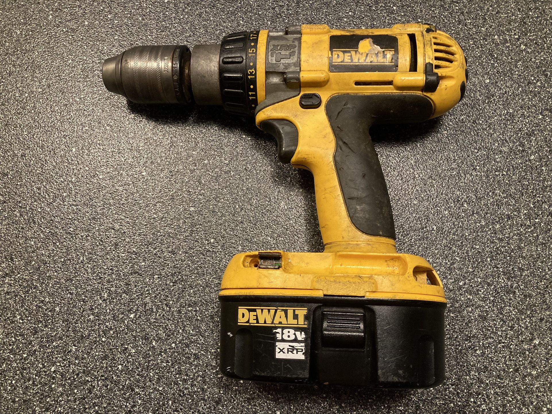 DEWALT 3 SPEED HAMMER DRILL WITH BATTERY WORKS GREAT