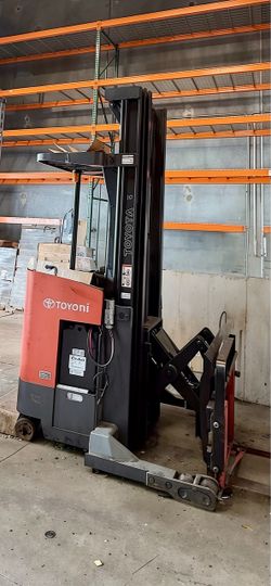 Toyota reach standup forklift 3500lb cap electric 36v